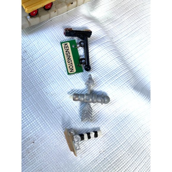 Lemax Kensington Depot Pre-owned With Box Light House Handpeinted - Picture 9 of 10